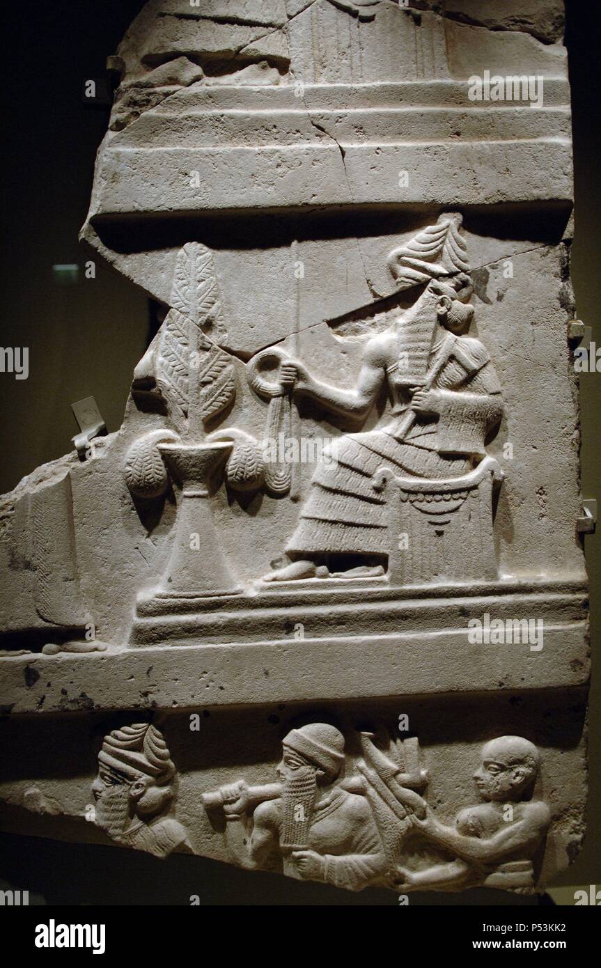 ARTE MESOPOTAMICO. SUMERIO. TERCERA DINASTIA DE UR. Fragmento de la ESTELA DE UR-NAMMU en piedra calcárea con la representación del DIOS SIN DE ESPALDAS EN UN TRONO. Fechada en el s. XXI a. C. Exposición Babilonia. Le musée du Louvre. París. Francia. Banque D'Images