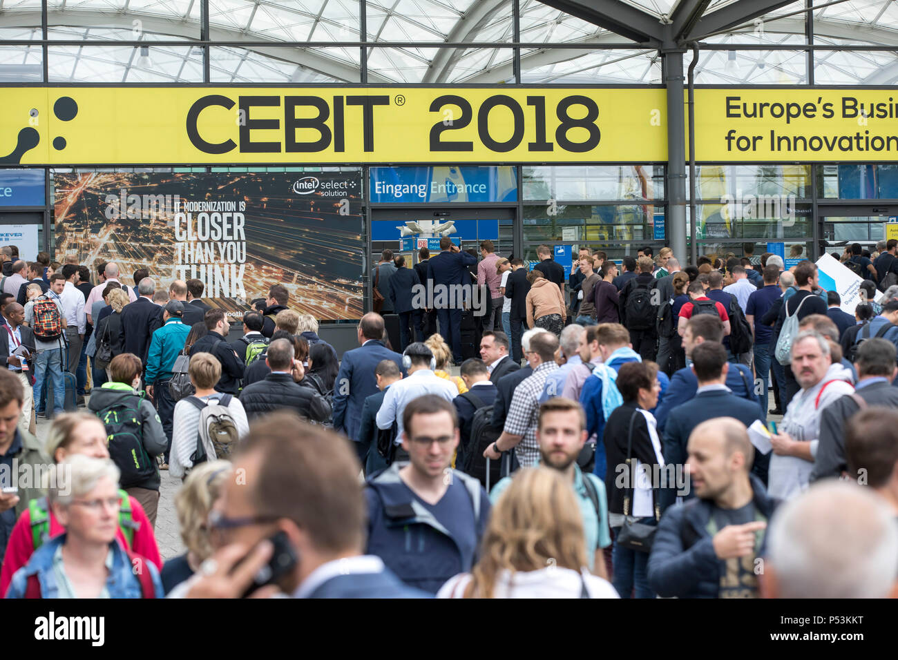 CEBIT 2018, le plus grand salon de Hanovre, elle, les files d'attente devant l'entrée, Allemagne Banque D'Images