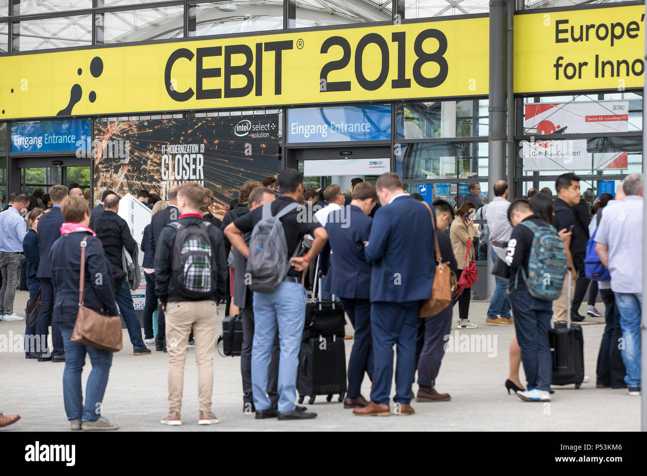 CEBIT 2018, le plus grand salon de Hanovre, elle, les files d'attente devant l'entrée, Allemagne Banque D'Images