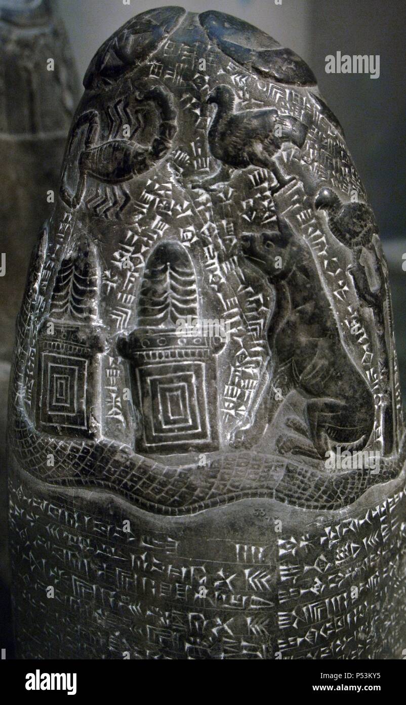 L'art de Mésopotamie babylonienne moyen. Le riegn kudurru de calcaire de Marduk-nadin-ahhe (1099Ð1082 BC). Bloc de calcaire noir. La partie supérieure est sculptée avec des symboles. Inscrit avec l'écriture cunéiforme. Concession de terre. British Museum. Londres. United Kingdom. Banque D'Images