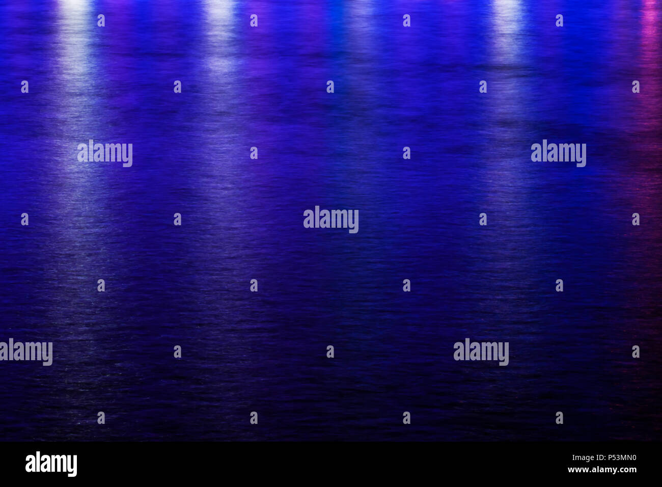 Rides ondulées de l'eau avec des reflets bleus lumineux Banque D'Images