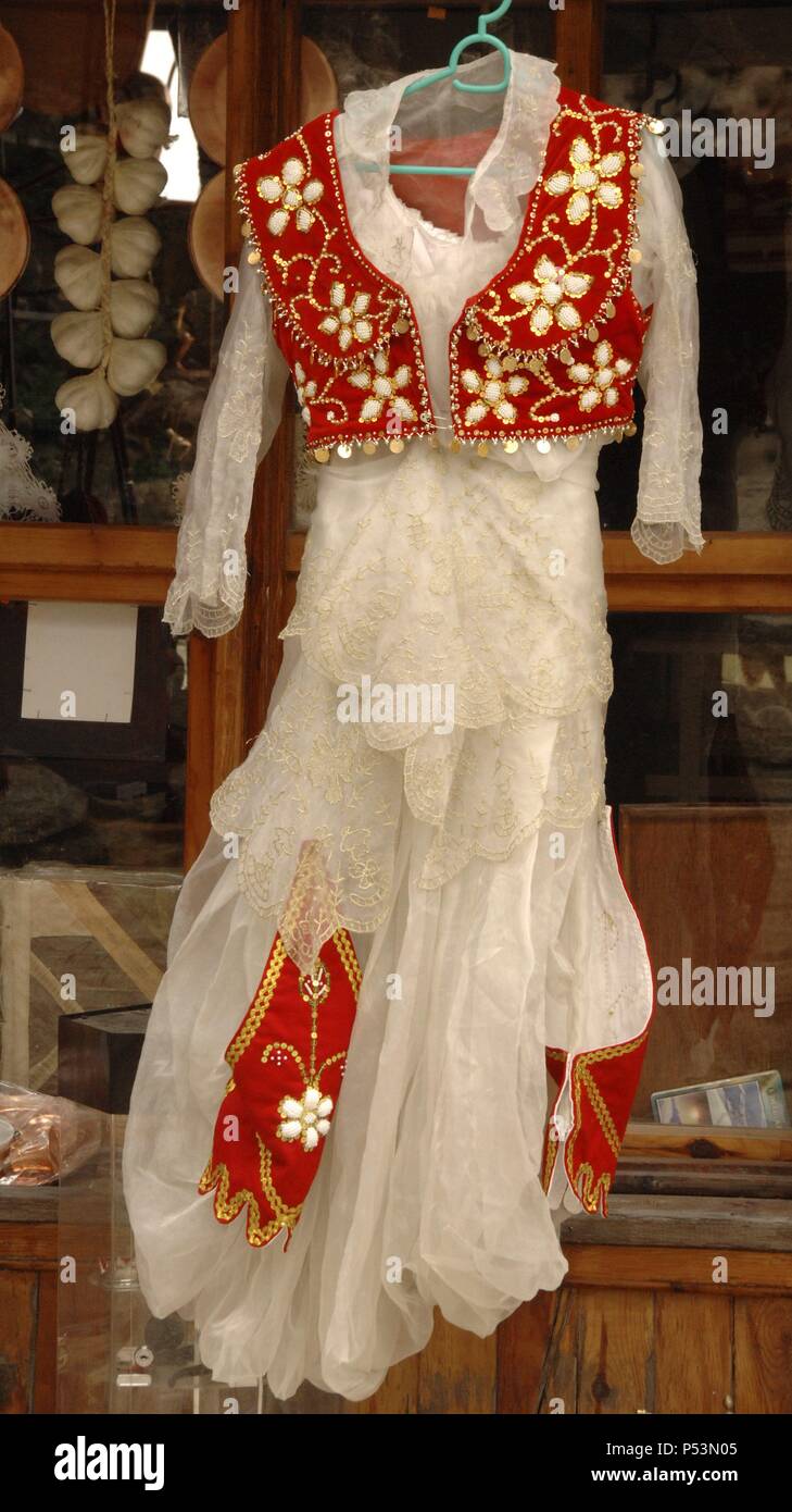 Albaniz. Saranda. Robe traditionnelle albanaise. Bazar. Banque D'Images
