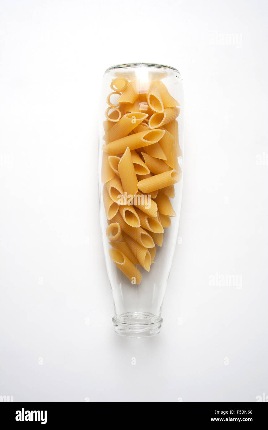 Penne Rigate pâtes en bouteille en verre transparent isolé sur fond blanc d'un high angle view Banque D'Images