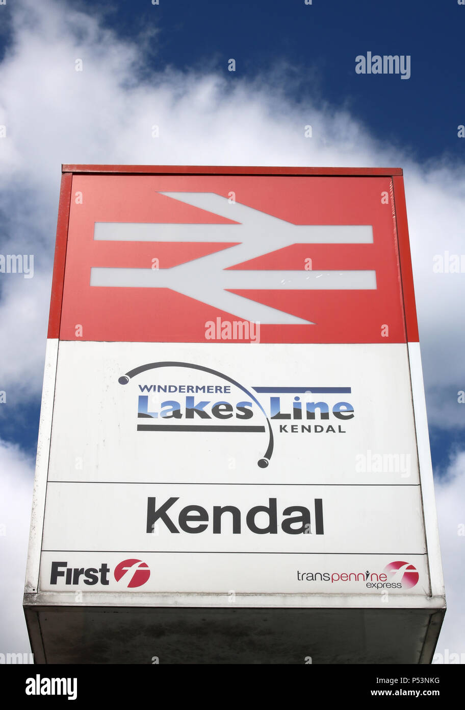 Enseigne à l'extérieur de la gare, Kendal Cumbria, Angleterre qui porte encore l'ancien logo de British Rail ainsi que la ligne de lacs de marque. Banque D'Images