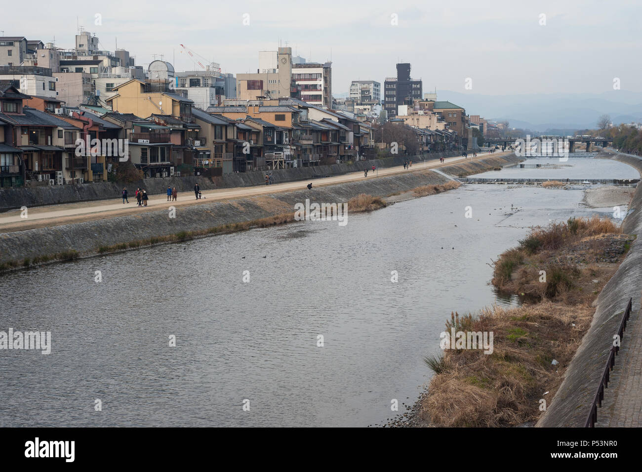 Kyoto, Japon, vue sur la ville avec Kamo river Banque D'Images