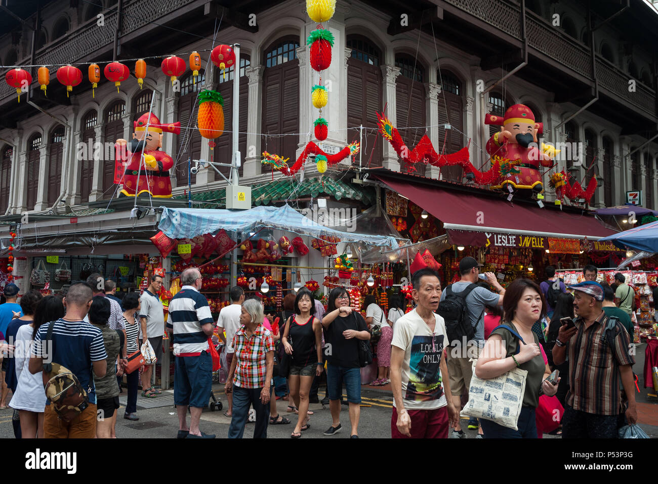 27.01.2018, Singapour, Singapour - , les gens se défouler sur l'un des marchés de rue dans le quartier chinois, qui offrent toutes sortes de spécialités et toutes les spécialités Banque D'Images