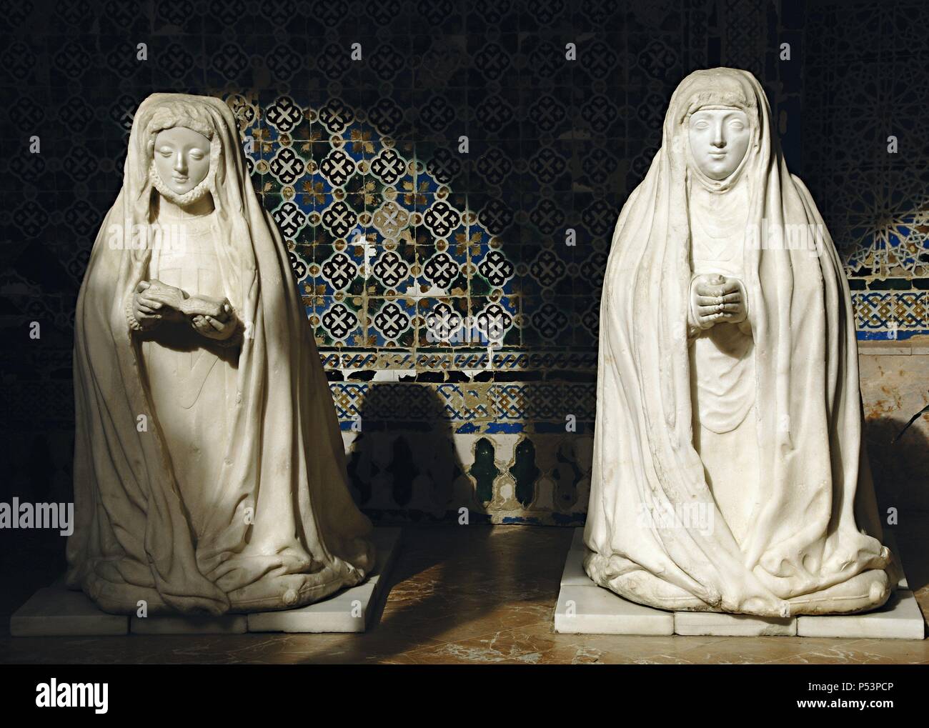 L'Espagne. L'Andalousie. Séville. Île de la Chartreuse. Monastère Notre Dame de la grotte, fondée en 1399 par Gonzalo de Mena, Archevêque de Séville. Cloître. Sculptures de Beatriz Portocarrero et Leonor Cabeza de Vaca. Banque D'Images