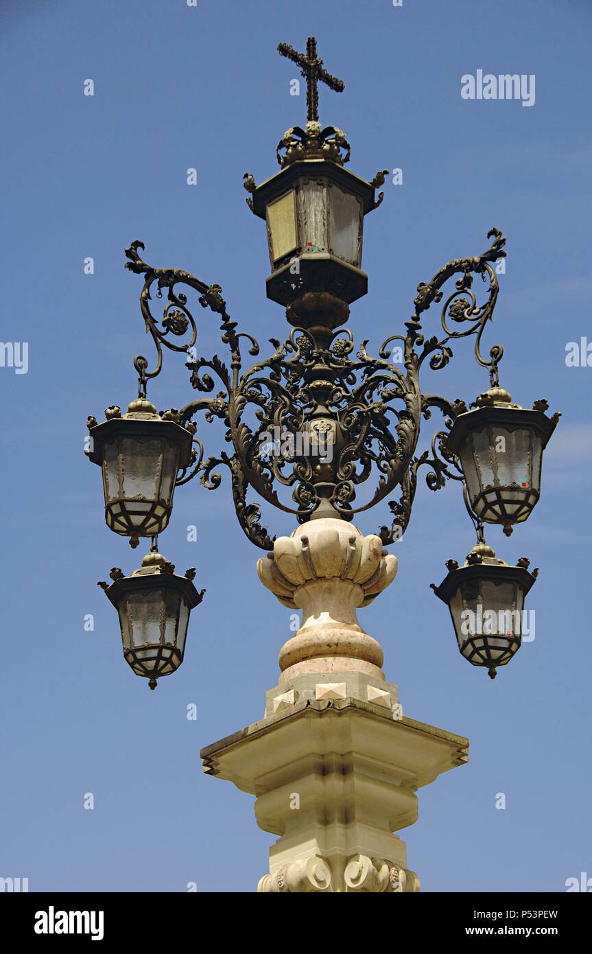 Détail de la source-streetlight par le sculpteur José Lafita Díaz (1887-1945), érigée en 1929 pour l'Exposition Ibéro-américaine . Situé dans le centre de la Vierge des Rois (Place Plaza Virgen de los Reyes). Séville. L'Andalousie. L'Espagne. Banque D'Images