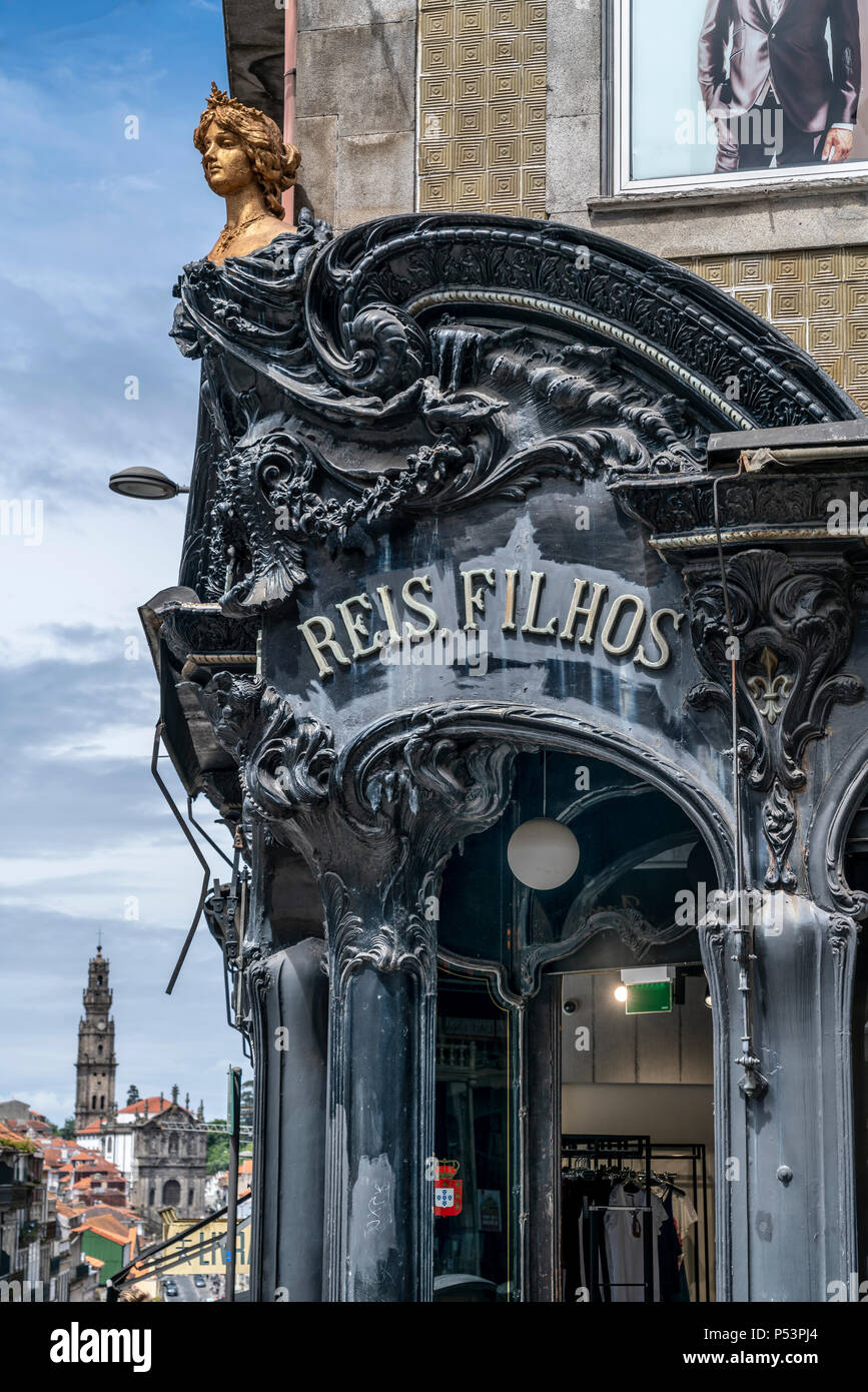 Détail de Reis & Filhos store, Rua 31 de Janeiro Porto Art Nouveau, l'arrière-plan, l'Eglise Clerigos Portugal Porto, Portugal Banque D'Images