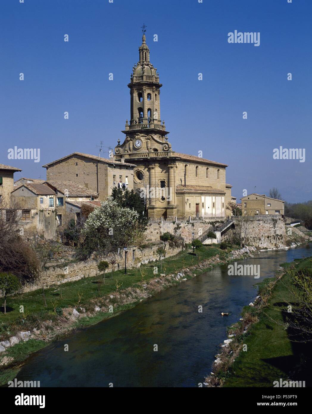 LA RIOJA. CUZCURRITA DEL RIO TIRON. Vista del Rio Tiron a su paso por la localidad y la Iglesia parroquial, con su esbelta torre barroca, a la izquierda de la imagen. Comarca de la Rioja Alta. España. Banque D'Images