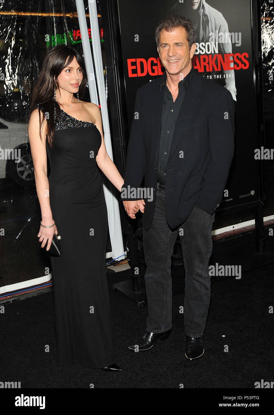 02_ _ Mel Gibson Oksana Grigorieva _02 - Edge Of Darkness Los Angeles Premiere au Chinese Theatre de Los Angeles.02_ _ Mel Gibson Oksana Grigorieva _02un événement dans la vie d'Hollywood, Californie - Red Carpet Event, USA, Cinéma, Célébrités, photographie, Bestof, Arts, Culture et divertissement, Célébrités, Mode de vie meilleure, Hollywood, événement dans la vie d'Hollywood, Californie - Tapis rouge et en coulisses, musique, célébrités, Topix en couple, en famille (mari et femme) et les enfants - les enfants, frères et sœurs, tsuni@Gamma-USA.com Tsuni enquête de crédit / USA, 2010 Banque D'Images