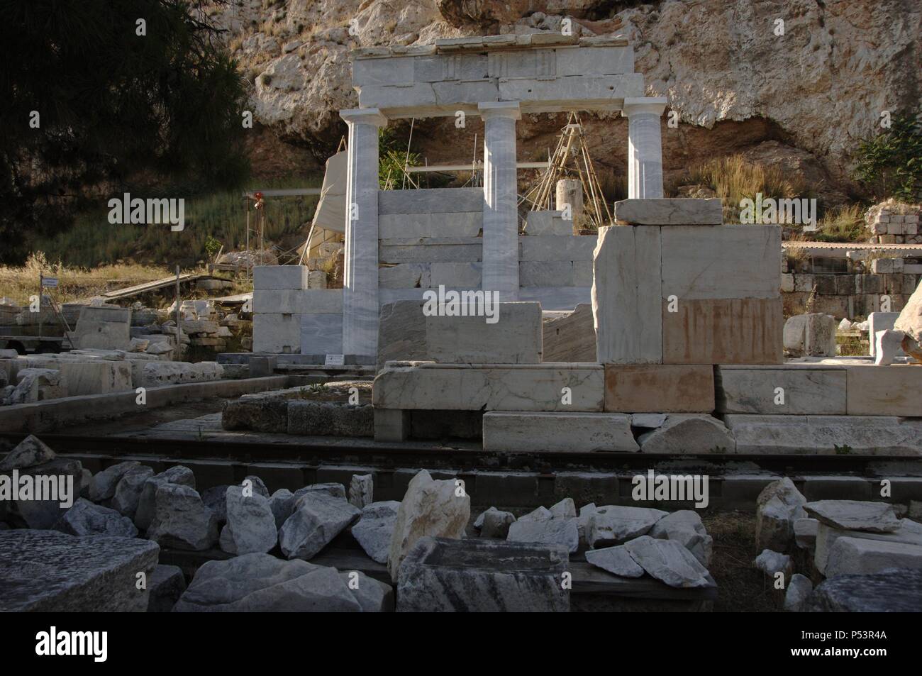 ARTE GRIEGO. GRECIA. S. IV. ASCLEPIEION. Vista del templo reconstruido dedicado al culto al dios Asclepio (Esculapio), protecteur de la Medicina. Fue construido a mediados del siglo IV a. C. ATENAS. Banque D'Images