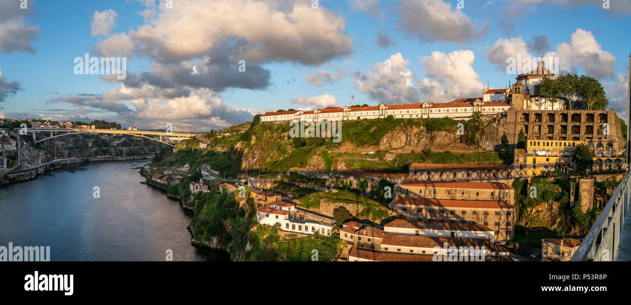 Avis de Dom Louis I pont sur le fleuve Douro, Mosteiro da Serra do Pilar, Monastère en arrière-plan, Porto, Portugal Porto, Portugal Banque D'Images