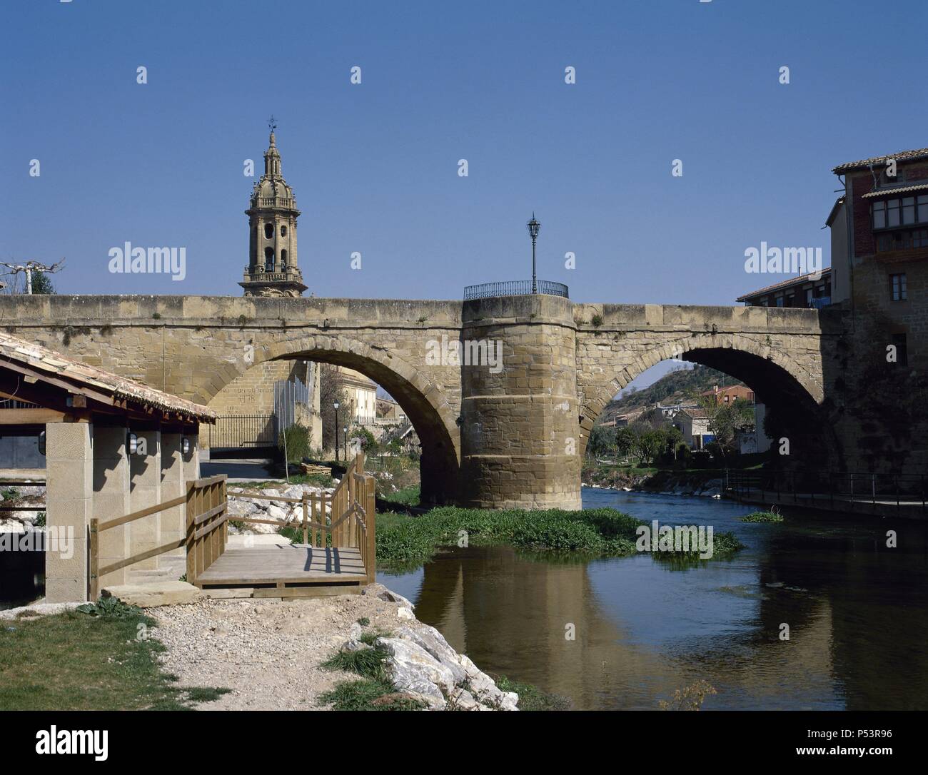 LA RIOJA. CUZCURRITA DEL RIO TIRON. Vista del Puente de piedra sobre el cauce del Rio TIRON que los dos une marges de la localidad. Comarca de la Rioja Alta. España. Banque D'Images