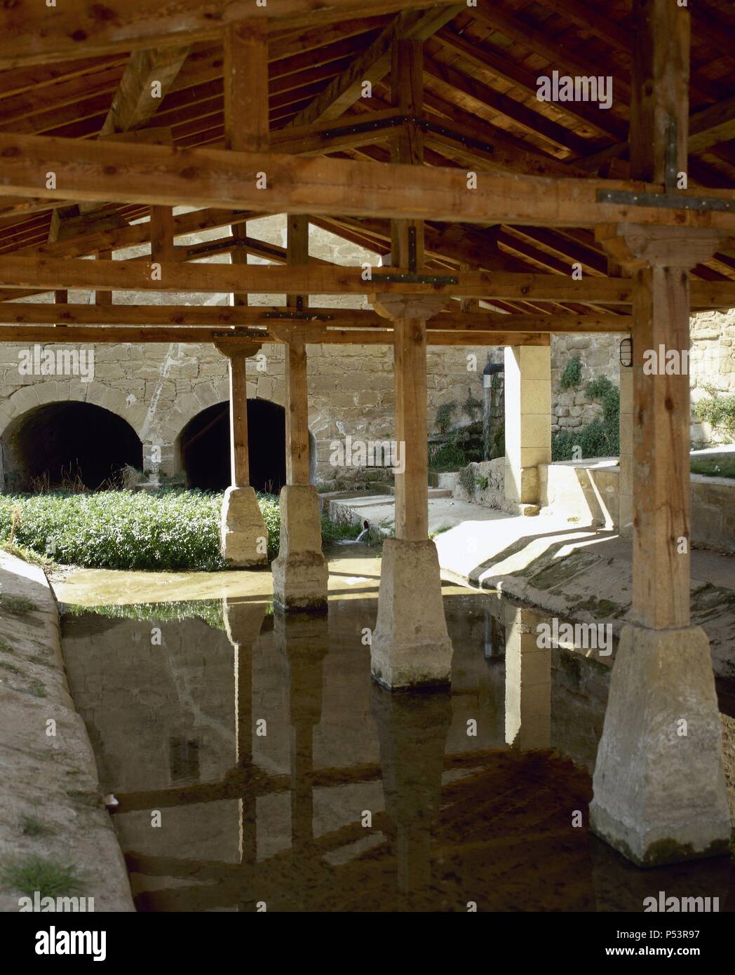 LA RIOJA. CUZCURRITA DEL RIO TIRON. Vista general del LAVADERO y Molino de la localidad. Comarca de la Rioja Alta. España. Banque D'Images