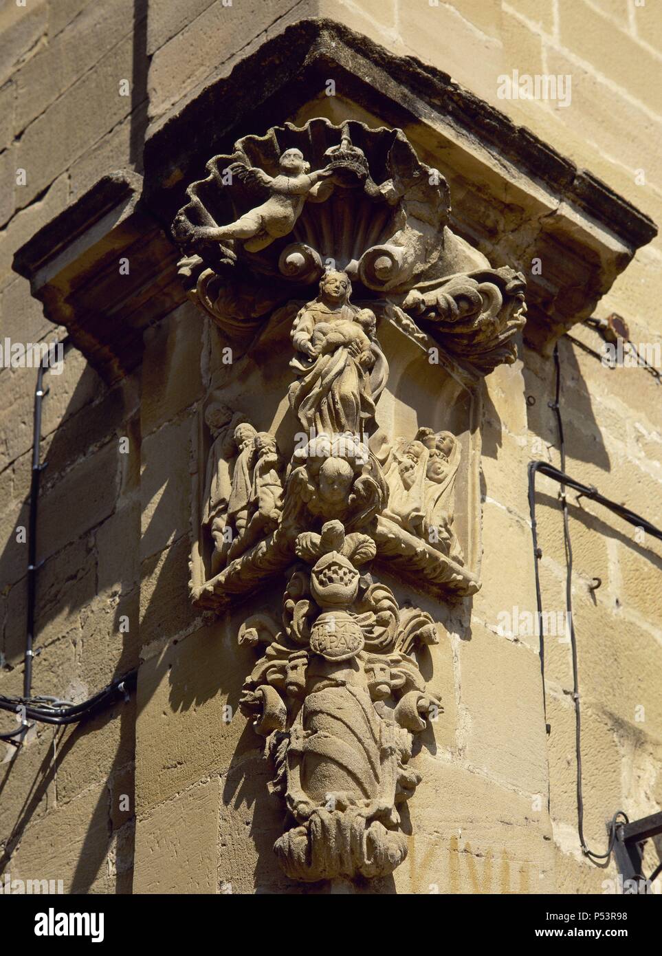 LA RIOJA. CUZCURRITA DEL RIO TIRON. Detalle escultórico - ornamentales, de temática religiosa, situado en la esquinera de un Edificio de la localidad. Comarca de la Rioja Alta. España. Banque D'Images