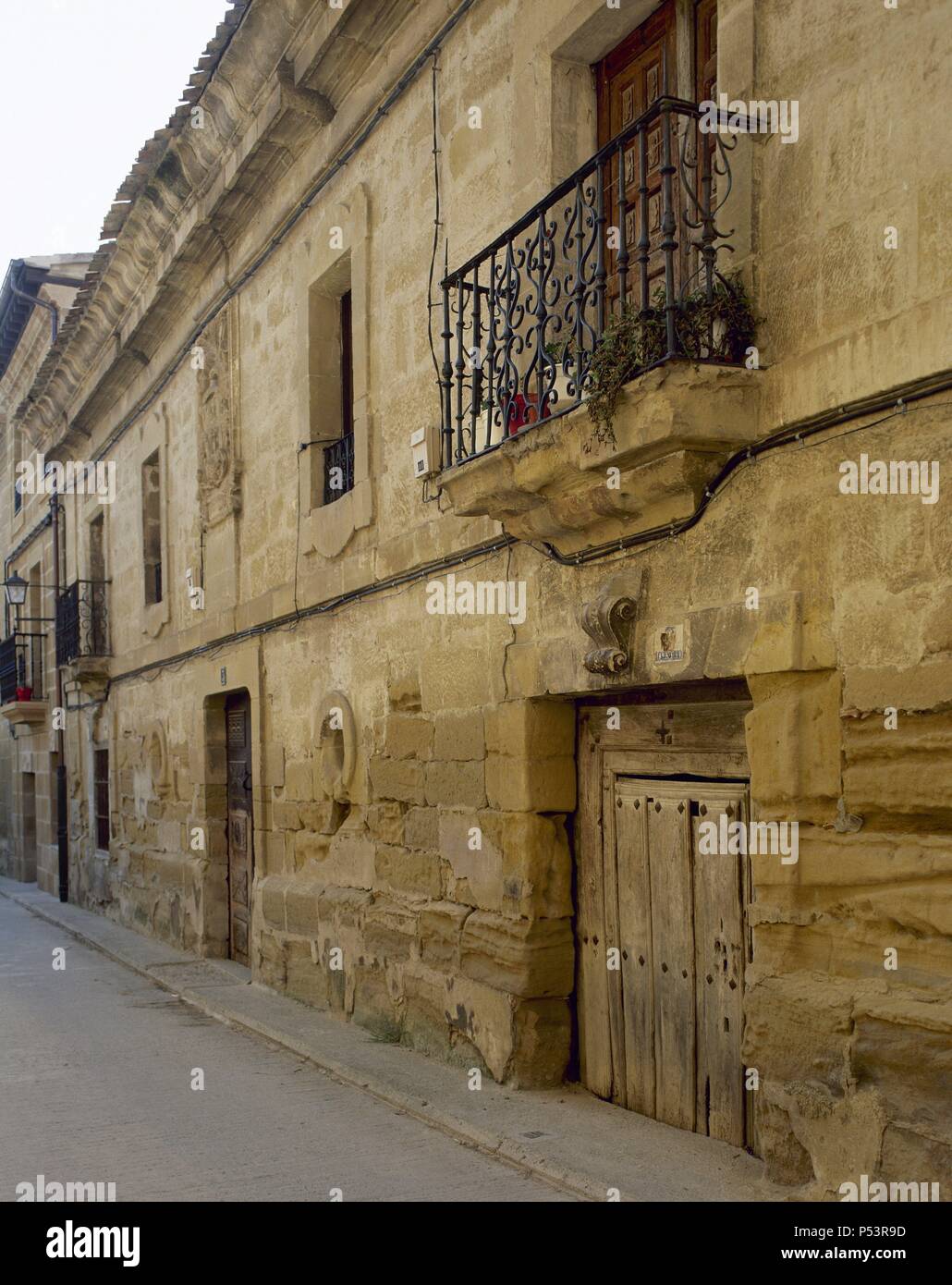 LA RIOJA. CUZCURRITA DEL RIO TIRON. Vista general de la fachada de una casa noble de piedra de la localidad. Comarca de la Rioja Alta. España. Banque D'Images
