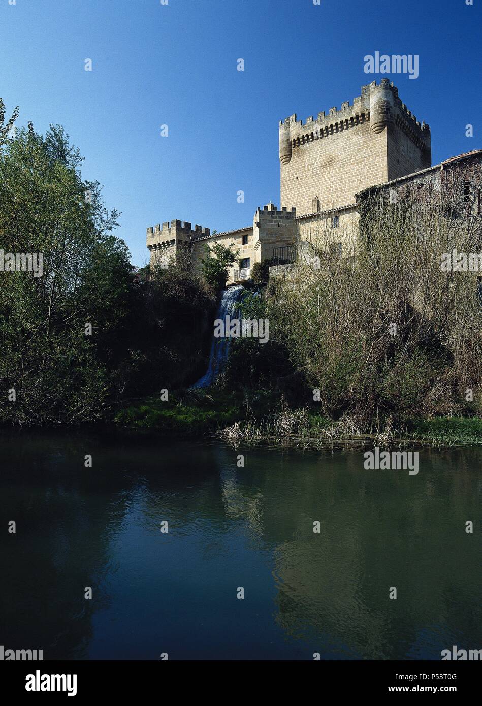 LA RIOJA. CUZCURRITA DEL RIO TIRON. Vista general del CASTILLO DE LOS VELASCO, fortaleza de principios del siglo XV. Destaca su Torre del Homenaje. En primer término el RIO TIRON. Comarca de la Rioja Alta. España. Banque D'Images