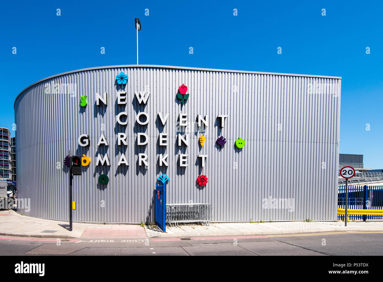 Londres, Royaume-Uni - 18 JUN 2018 : Inscrivez-vous à l'extérieur de New Covent Garden Market à Londres, Nine Elms. Banque D'Images