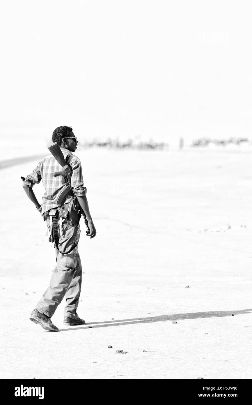 L'Éthiopie,-DANAKIL vers janvier 2018--soldat irrégulier non identifiés à la frontière de l'état Banque D'Images