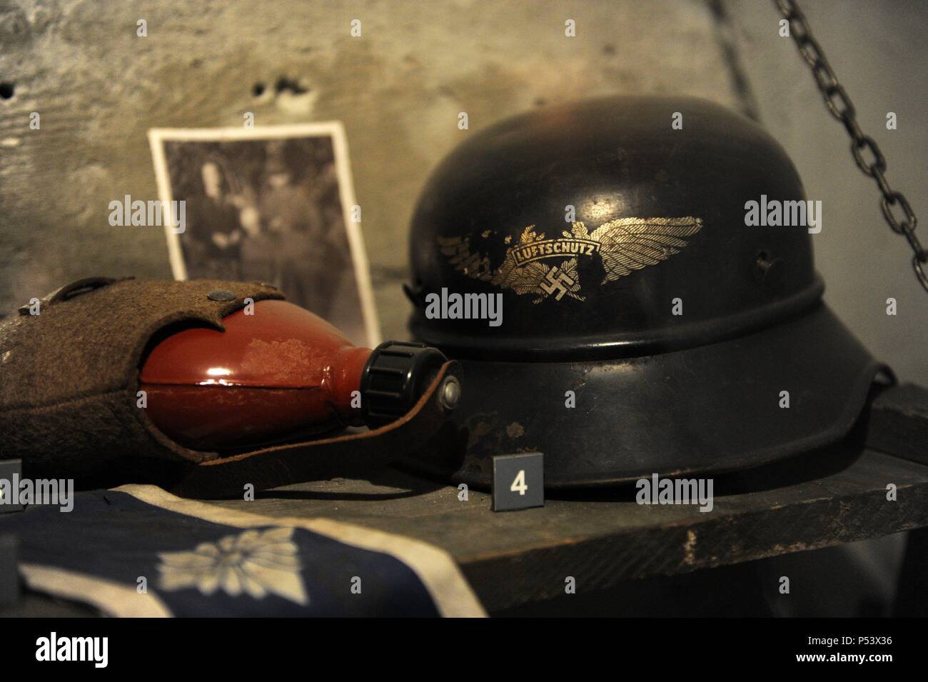 II GUERRA MUNDIAL. ALEMANIA. Cantimplora CASCO y de la LUFTSCHUTZ  (protección y seguridad aérea alemana), con insignia alada de la esvástica  antiaérea. Propiedad de Mhk. Museo de Schindler. Cracovia. Polonia. Europa  Photo