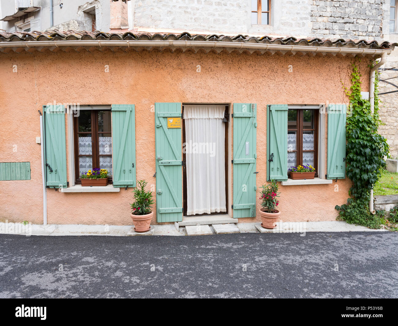 Vieille maison en provence ville de Manosque avec volets turquoise Banque D'Images