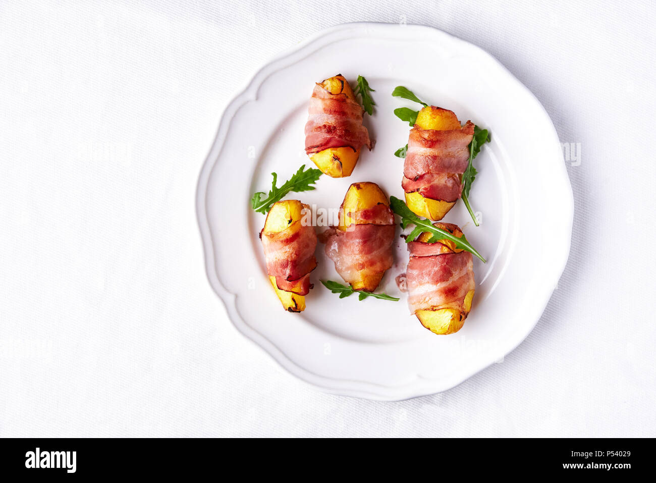 Pêche dans le bacon grillé sur une plaque. Vue de dessus Banque D'Images