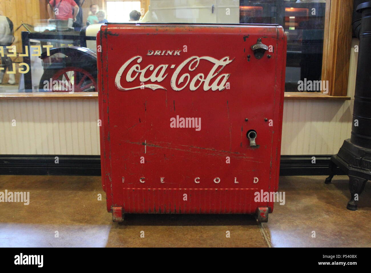Coca Cola antique glacière au magasin local. Banque D'Images