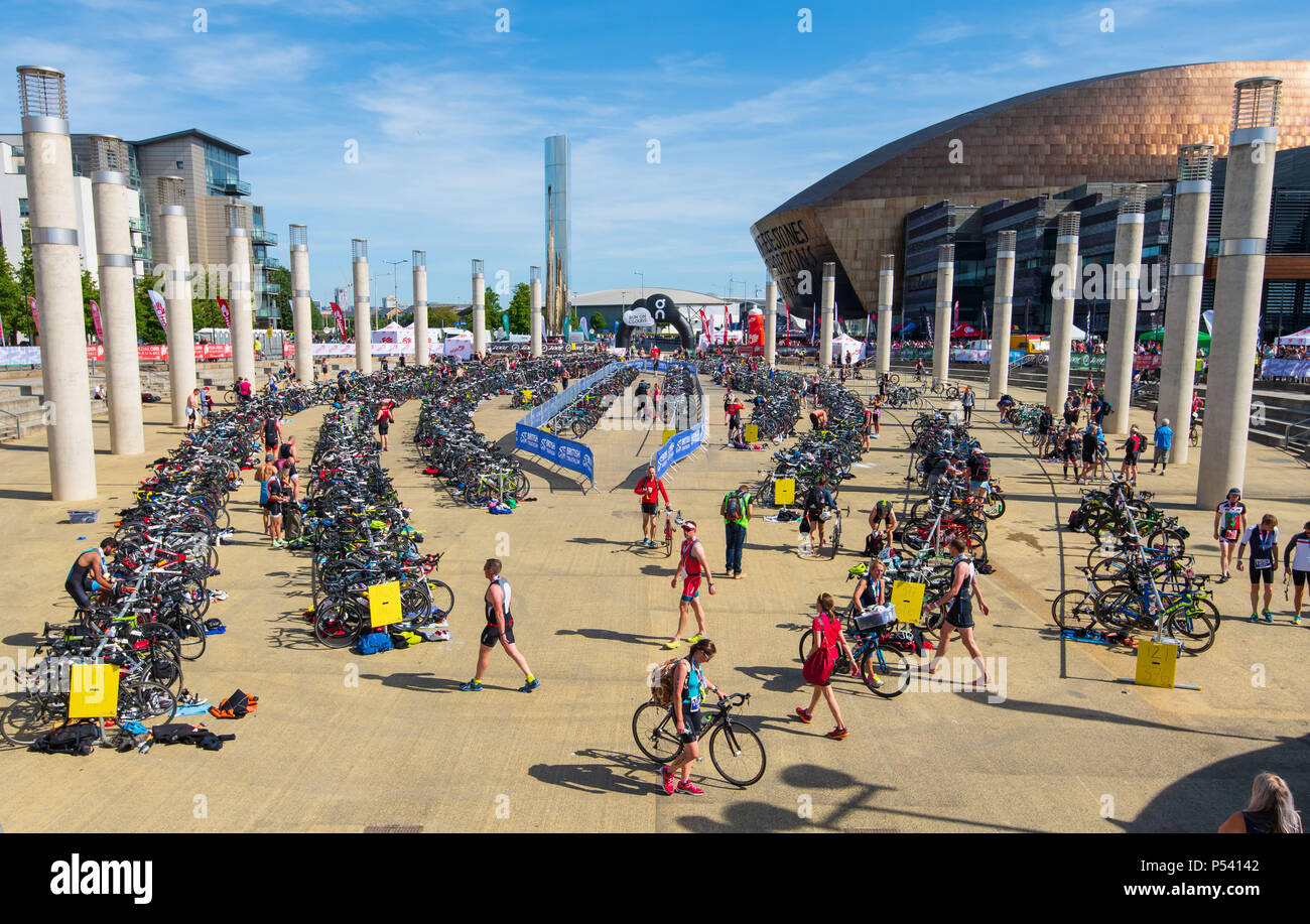 Une vue générale de Roald Dahl Plass à Cardiff, Pays de Galles, Royaume-Uni, au cours de la montre Suunto Triathlon de Cardiff en 2018. Banque D'Images