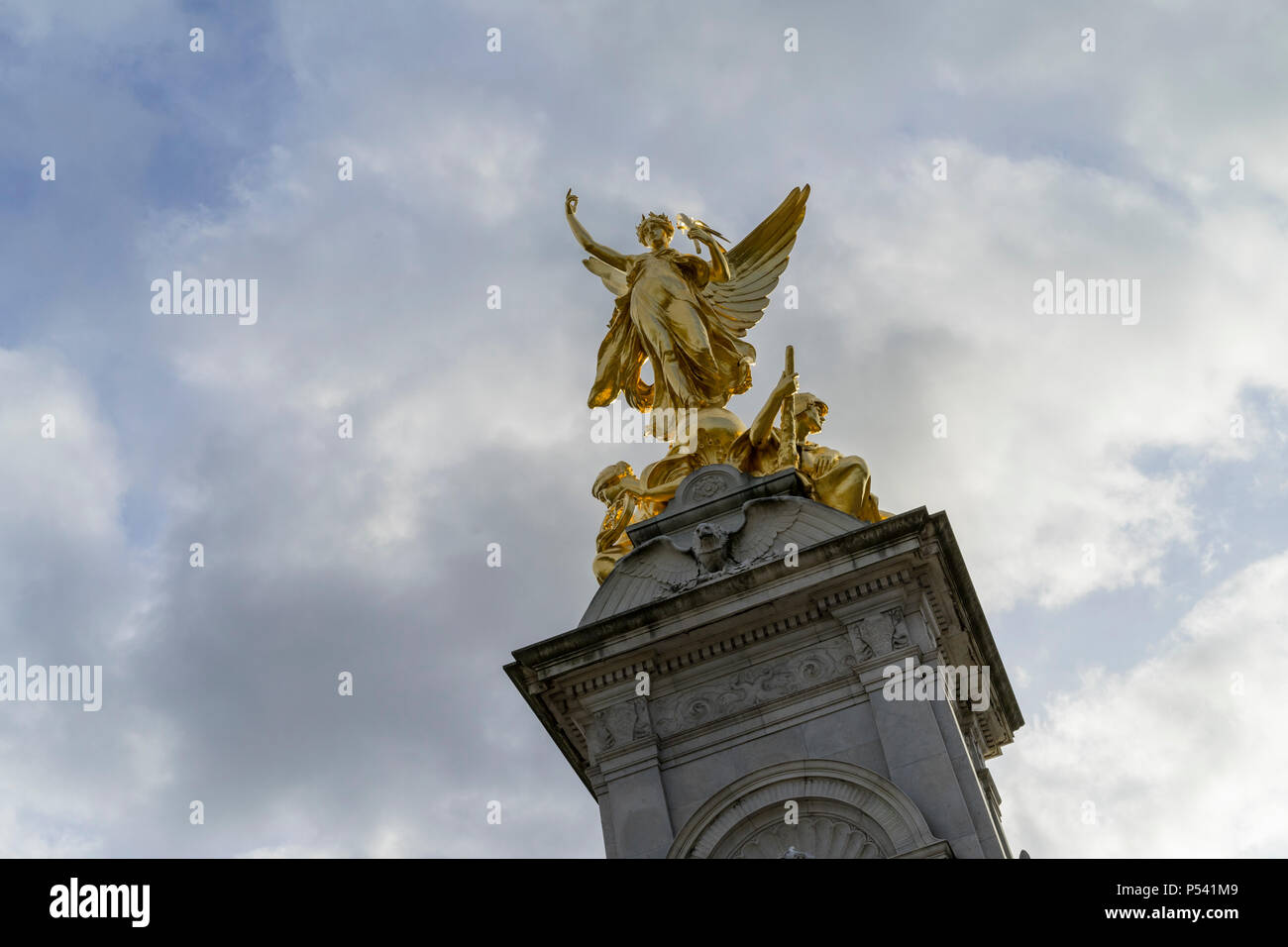 Victoria Memorial, London Grande Bretagne, le 16 octobre 2017 . Belle statue en or à l'extérieur de Buckingham Palace, Nice art sculpture Banque D'Images