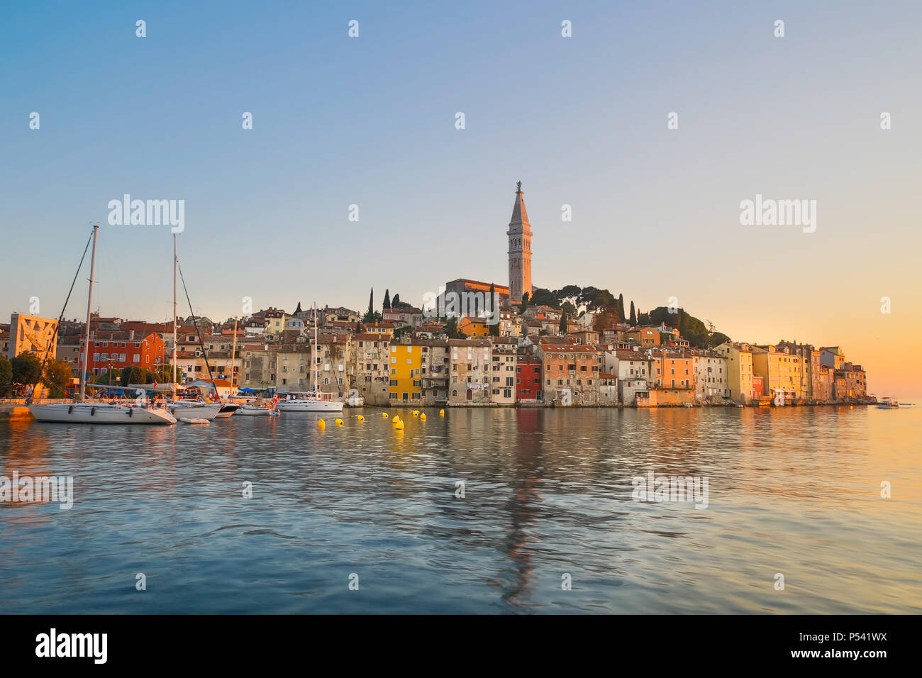 De soleil colorés de ville de Rovinj, Croate port de pêche sur la côte ouest de la péninsule istrienne. Banque D'Images