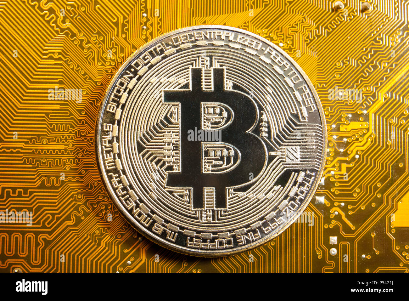 Coin bitcoin or sur puce de silicium d'or Banque D'Images