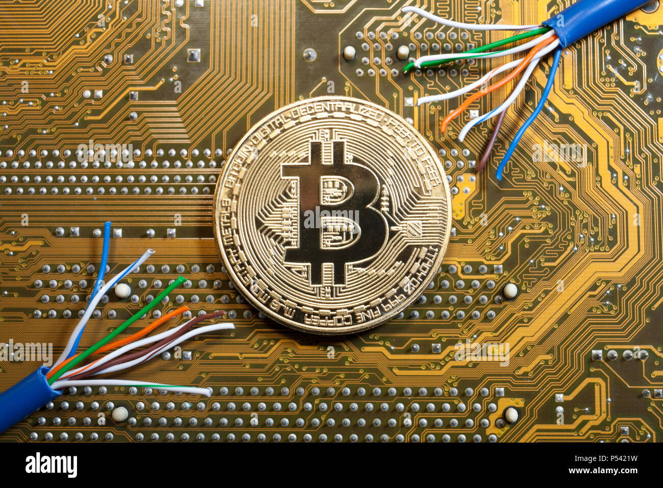 Coin bitcoin or sur puce de silicium d'or Banque D'Images