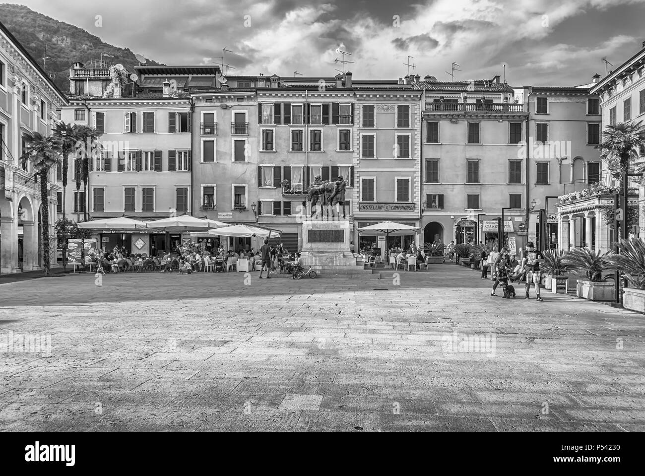 SALO, ITALIE - juin 1 : War Memorial à Piazza della Vittoria, célèbre square à Salo, sur le lac de Garde, Italie, 1 juin 2014 Banque D'Images