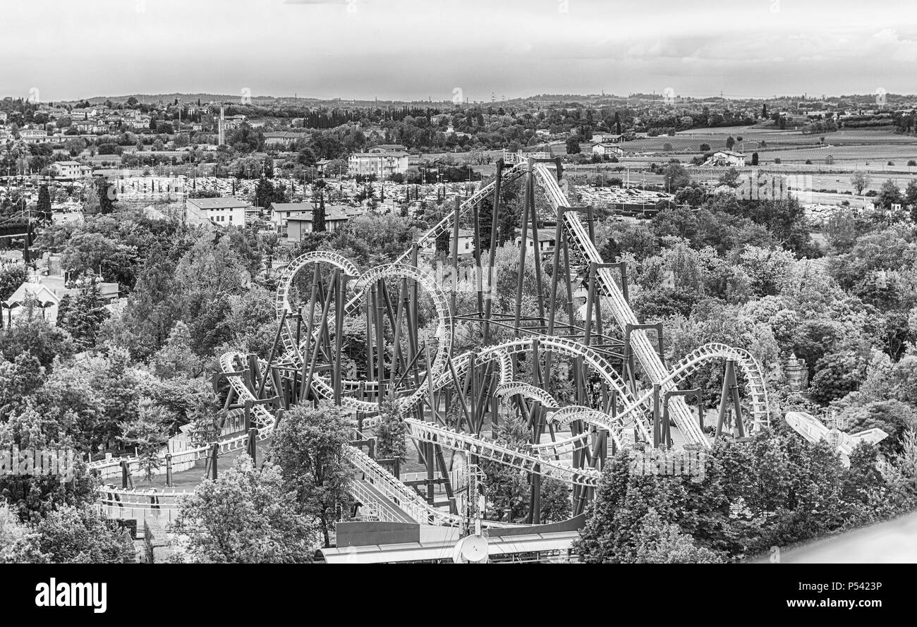 CASTELNUOVO DEL GARDA, ITALIE - 1 mai : Rollercoaster à l'intérieur de parc d'attractions Gardaland, près du lac de Garde, Italie, le 1 mai 2018. Le parc attire près de 3 m Banque D'Images