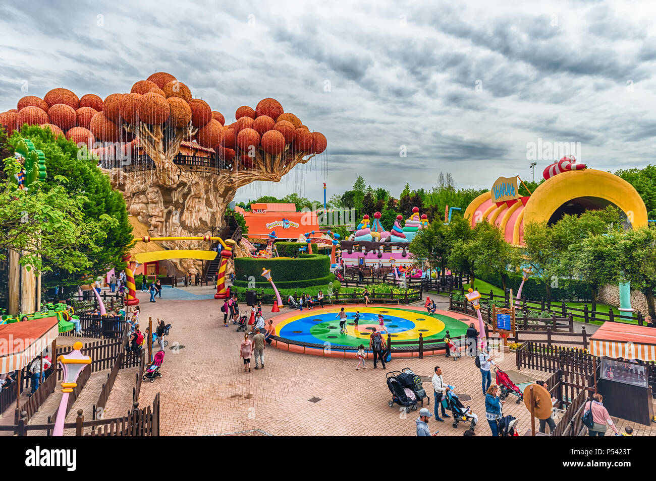 CASTELNUOVO DEL GARDA, ITALIE - 1 mai : arbre géant à l'intérieur de parc d'attractions Gardaland, près du lac de Garde, Italie, le 1 mai 2018. Le parc attire près de 3 mill Banque D'Images