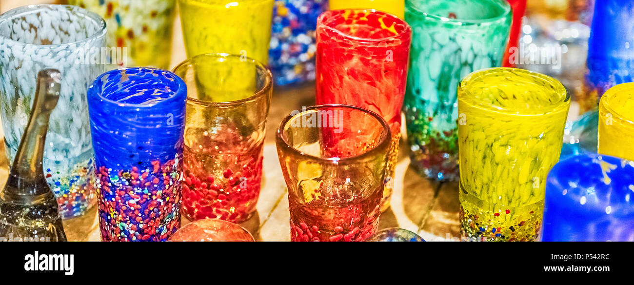 Gobelets en verre de murano coloré traditionnel à vendre à l'île de Murano, Venise, Italie. L'île est une attraction populaire pour les touristes, célèbre pour ses gl Banque D'Images