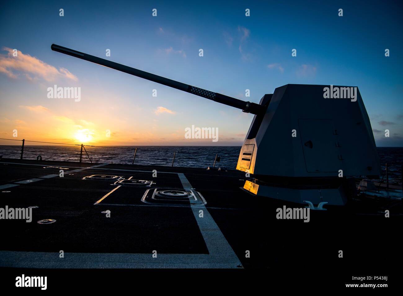 180623-N-LI768-1168 de l'OCÉAN PACIFIQUE (Juin 23, 2018) - lance-missiles le destroyer USS Dewey (DDG 105) les transits de l'océan Pacifique. Dewey est en cours aux États-Unis de la flotte de 3ème zone d'opérations. (U.S. Photo par marine Spécialiste de la communication de masse 2e classe Devin M. Langer/libérés) Banque D'Images