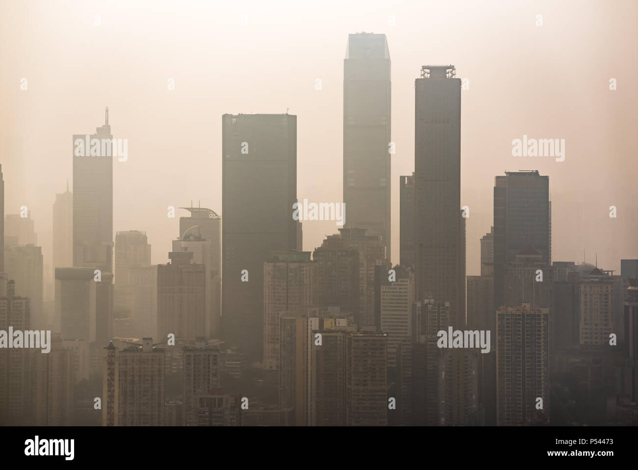 Grande ville avec des gratte-ciel skyline smog en silouhettes Banque D'Images
