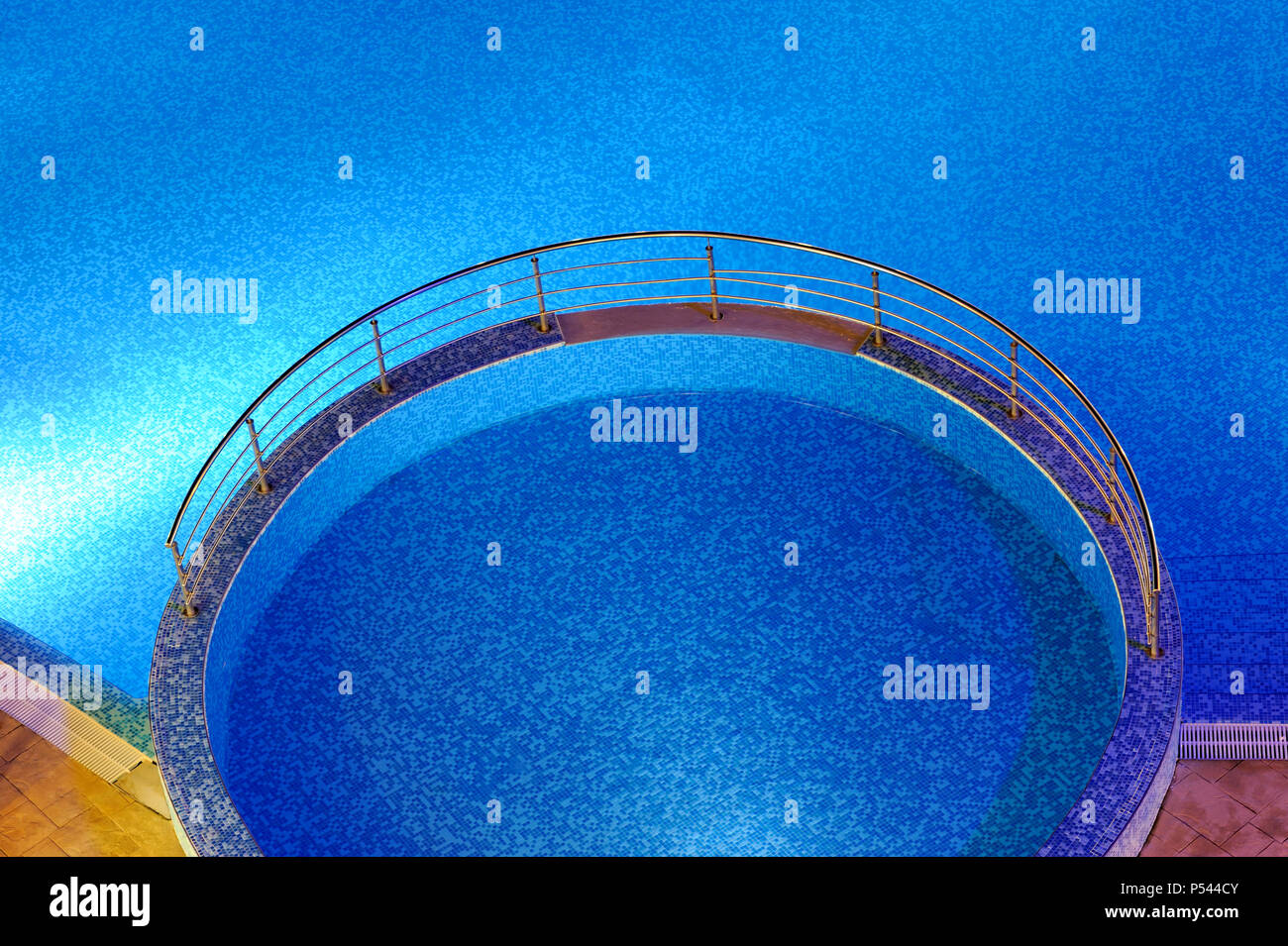 Belle vue sur piscine dans la vision de nuit Banque D'Images