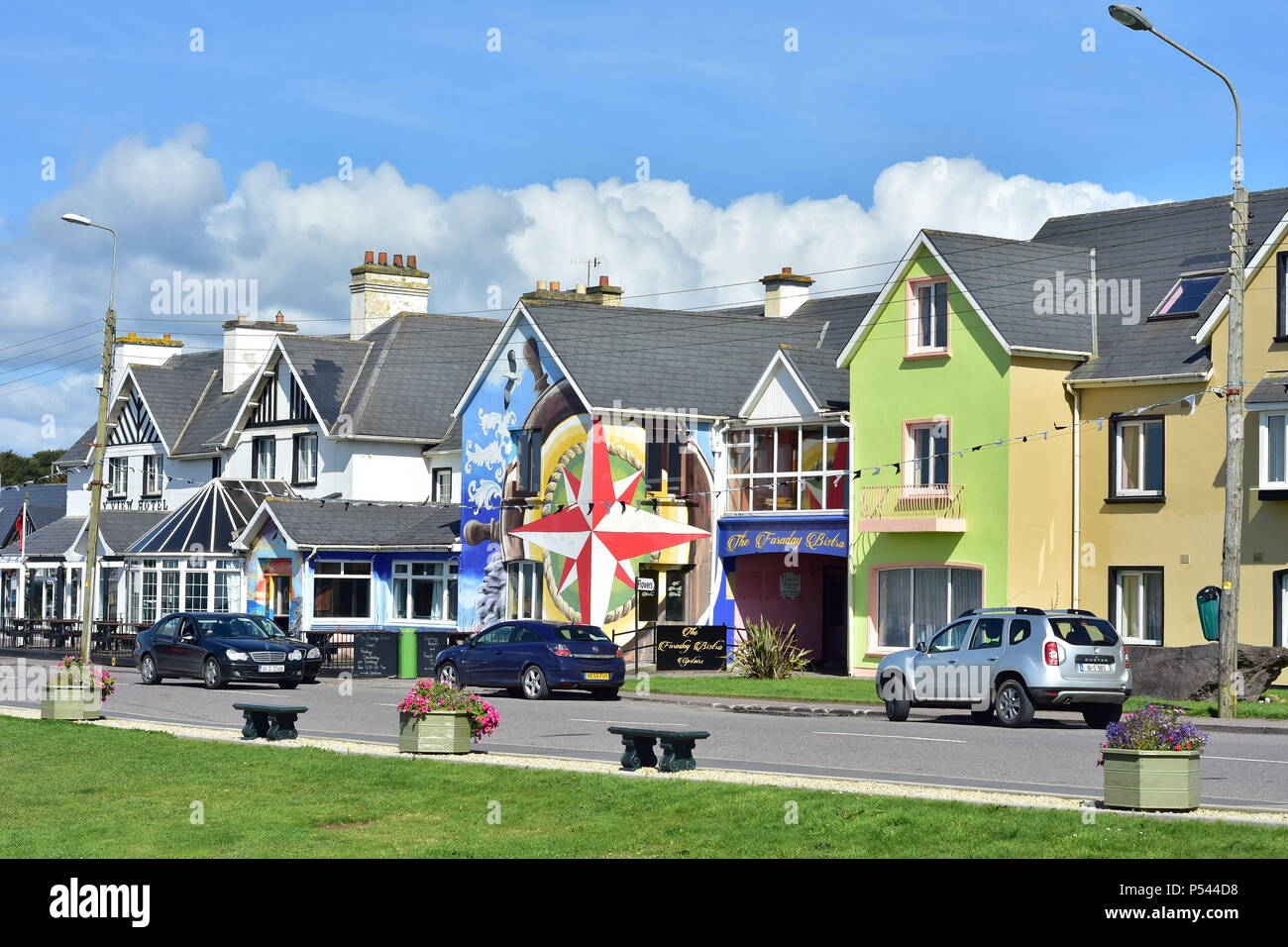 Rue pittoresque Anneau du Kerry de Waterville en Irlande le jour ensoleillé. Banque D'Images