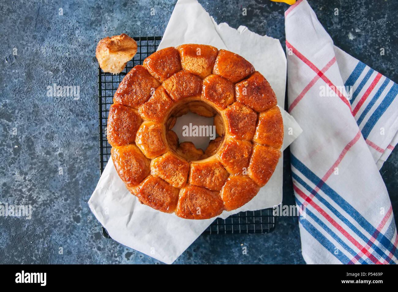 Caramel maison pain de singe avec le sucre brun et le zeste de citron sur un fond noir en bleu Banque D'Images