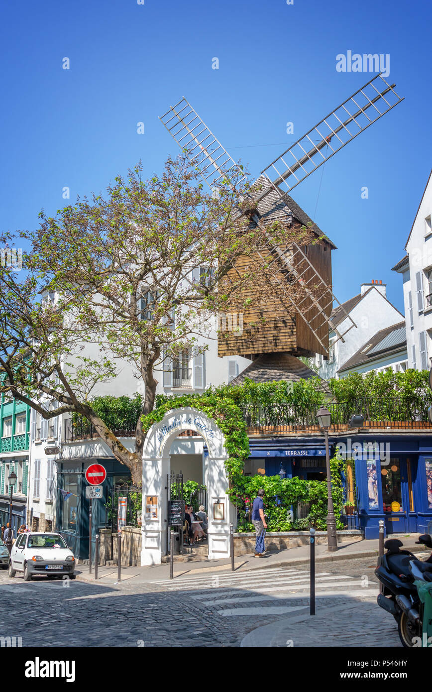 Moulin de la Galette, restaurant réputé et ancien moulin à vent en bois à Montmartre, Paris France Banque D'Images