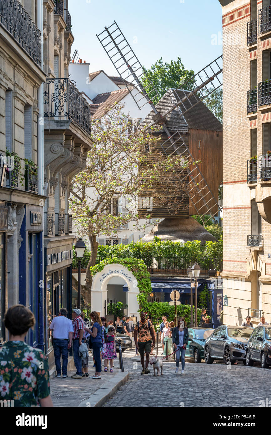 Les gens qui marchent dans la rue Lepic, vue sur le célèbre Moulin de galette sur la colline de Montmartre à Paris, France Banque D'Images