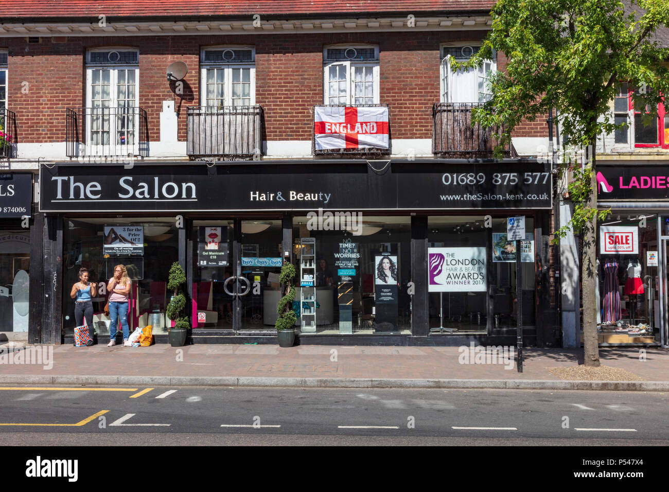 Orpington High Street, très occupé avec les consommateurs visitant la grande variété de boutiques, il ya plusieurs magasins clôture et magasins sont vides pour laisser. London, UK Banque D'Images