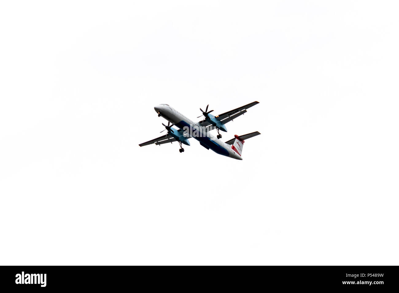 Un avion survolant le ciel Banque D'Images
