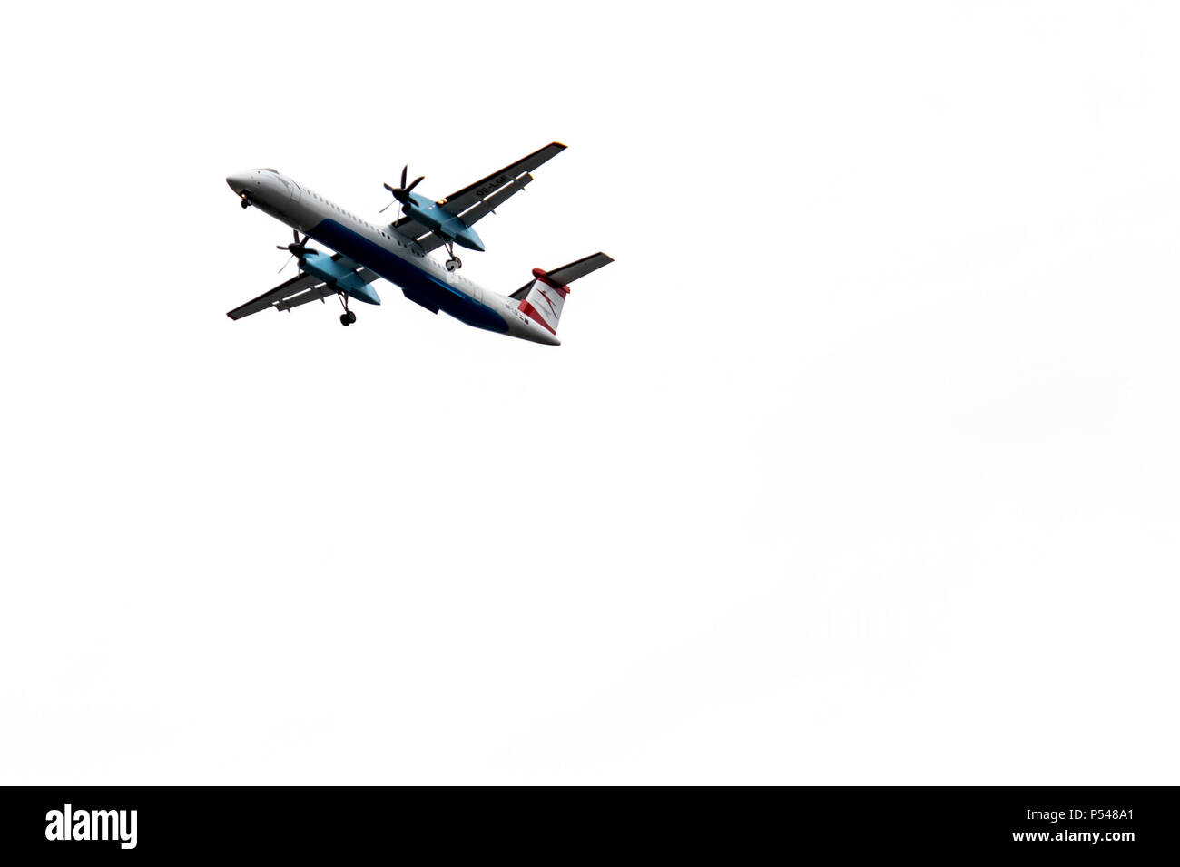 Un avion survolant le ciel Banque D'Images