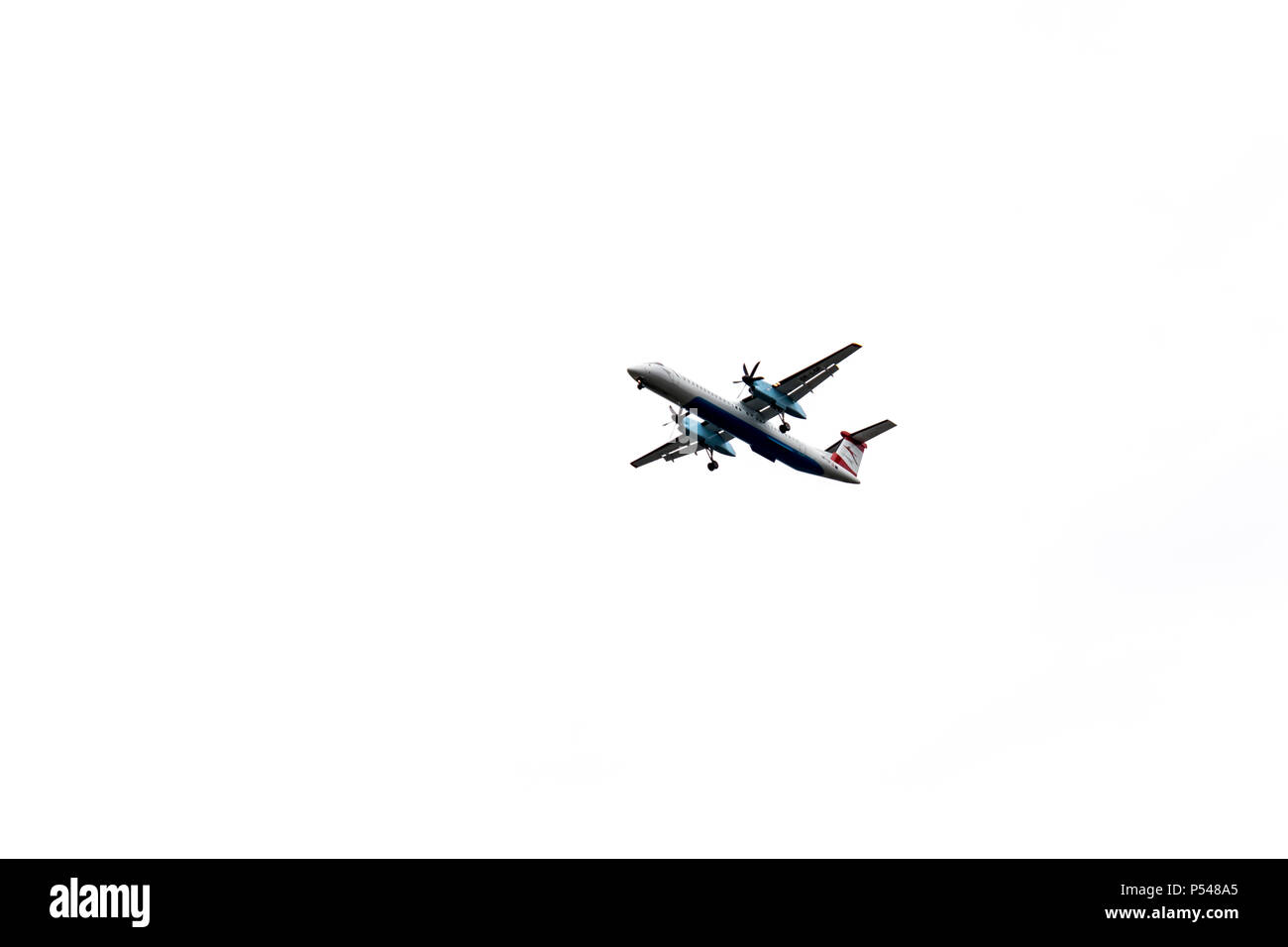 Un avion survolant le ciel Banque D'Images
