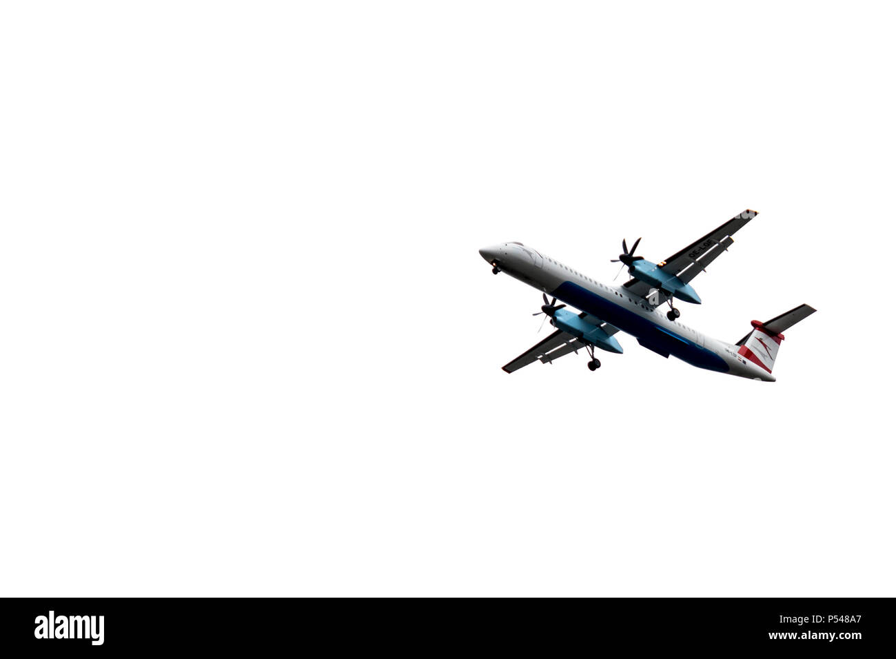 Un avion survolant le ciel Banque D'Images