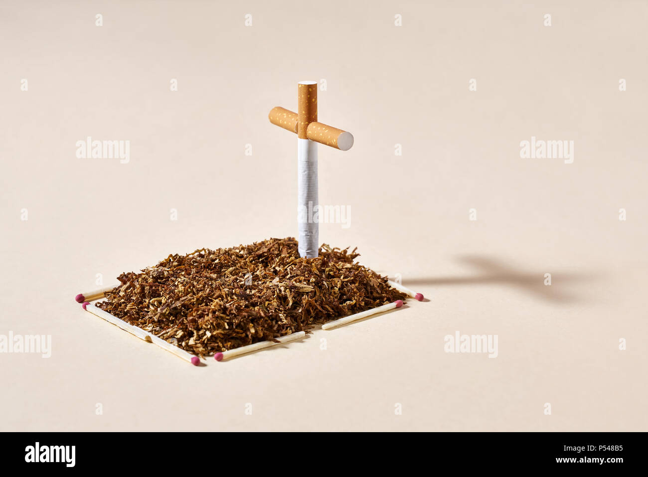 Tombe du tabac avec la cigarette cross Banque D'Images